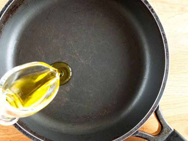 Najlepší spôsob, ako vyčistiť liatinovú panvicu – prichystajte si olej a papierové utierky