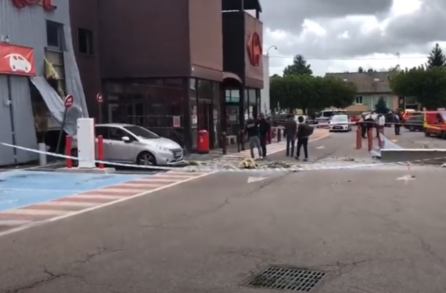 Video: Pri výbuchu bankomatu sa zranilo 30 ľudí