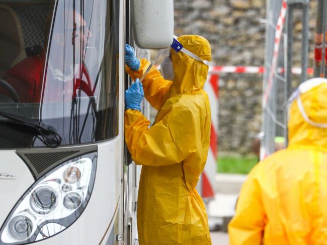 Zamestnávatelia musia kontrolovať zamestnancov po návrate z rizikových krajín