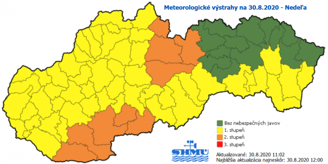 SHMÚ: Búrky a vysoké teploty potrápia Slovensko aj v nedeľu, platia výstrahy