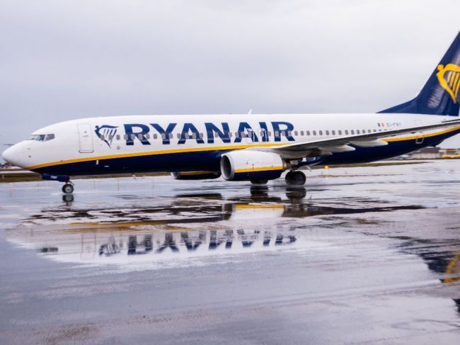 V lietadle Ryanairu našli podozrivý predmet, zadržali dvoch mužov