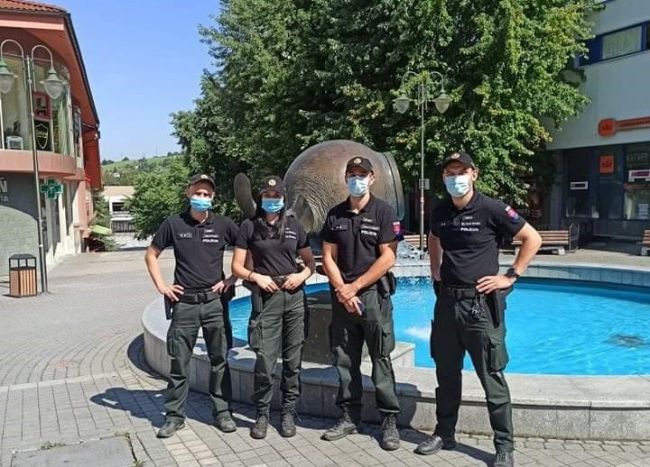 Polícia pokračuje v kontrole dodržiavania nosenia rúšok