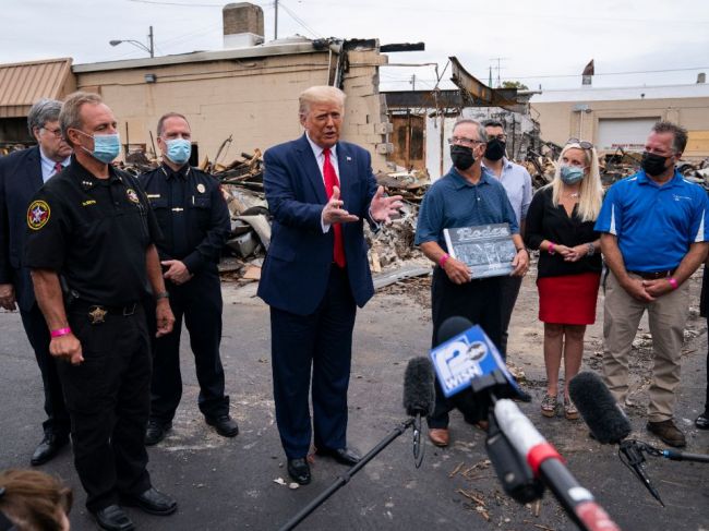 Po Trumpovej návšteve mesta Kenosha ulice opäť zaplavili demonštranti