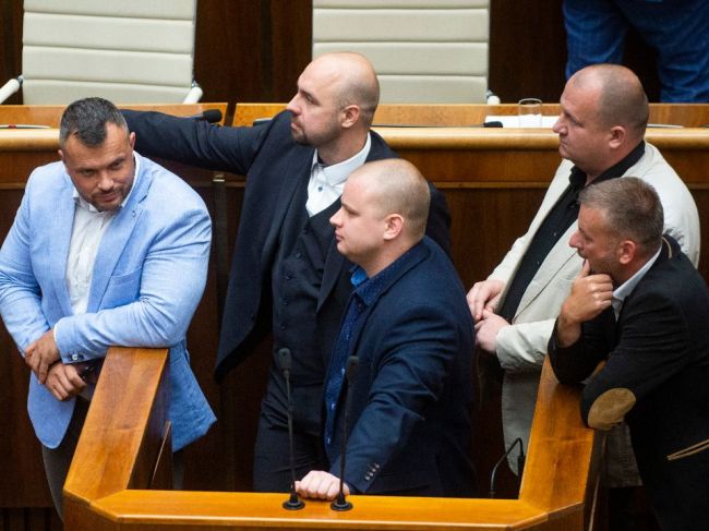 Boris Kollár vykázal poslancov ĽSNS z pléna