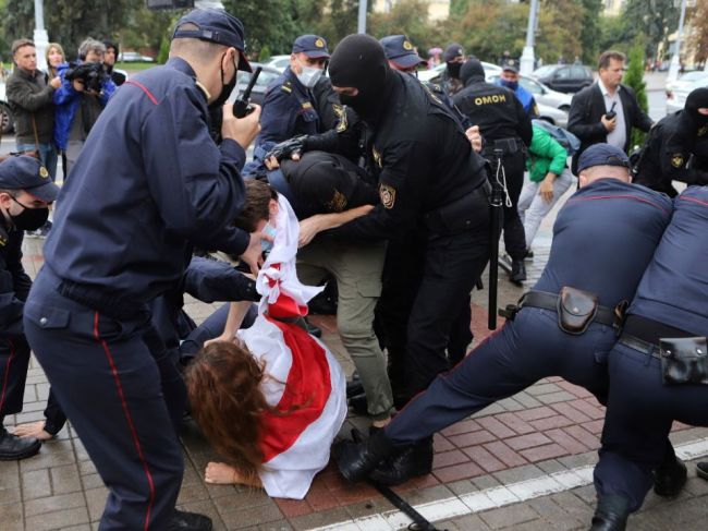 V Bielorusku zadržali viacerých novinárov, ktorí pokrývali protivládne protesty