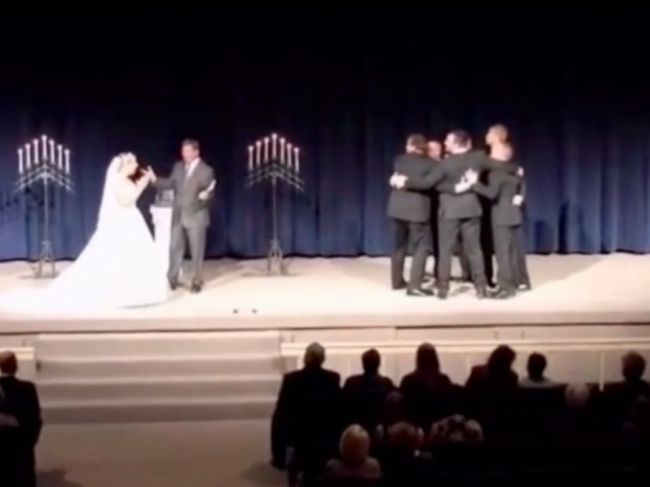 Video: Ženích si vystrelil z nevesty v najdôležitejšej chvíli. Reakcie na žart sú zmiešané