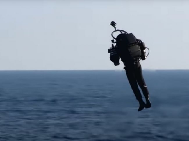 Piloti dvoch lietadiel nad Los Angeles nahlásili stretnutie s mužom s jetpackom