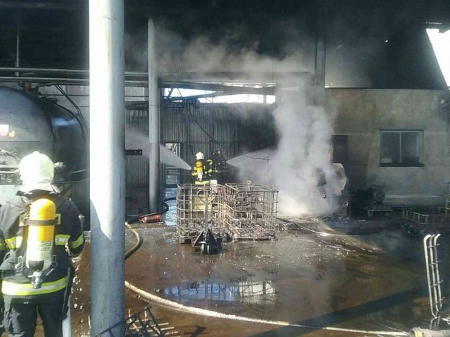 V obci Mliečany zasahujú hasiči pri požiari pyrolýzneho oleja