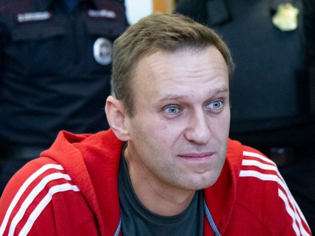 Kremeľ nevidí dôvod obviňovať Rusko pre kauzu Navaľného