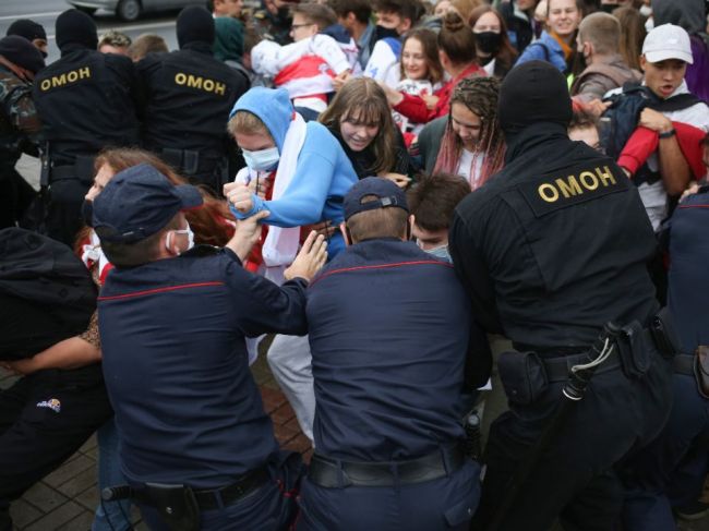 V Minsku opäť protestovali proti Lukašenkovi stovky ľudí