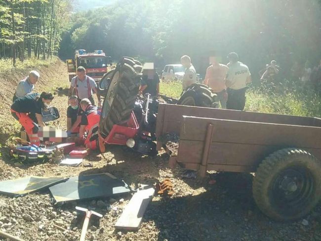 Pri prevrátení malotraktora zahynula jedna osoba