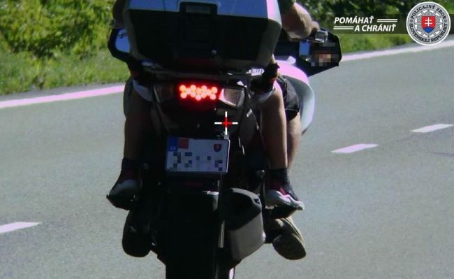 Motocyklista bez ochranného odevu šiel vyše 120 km/h, viezol aj dieťa