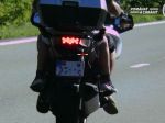 Motocyklista bez ochranného odevu šiel vyše 120 km/h, viezol aj dieťa