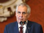 Zeman odmietol plošné nosenie rúšok, varoval pred panikou