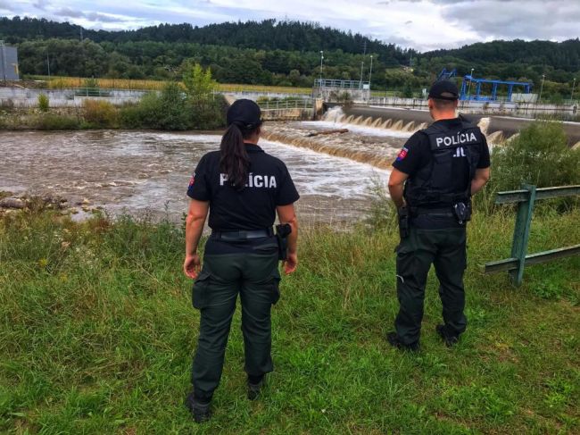Pri plavbe na rieke sa prevrátil čln, jeden muž sa nevynoril