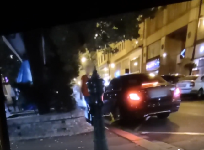 Video: Muž si našiel na aute papuču. Policajtov prekvapilo, čo s ňou urobil