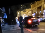 Video: Muž si našiel na aute papuču. Policajtov prekvapilo, čo s ňou urobil