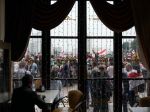 Obyvatelia Minska stáli v rade na kávu pred kaviarňou, ktorú zdemolovala polícia