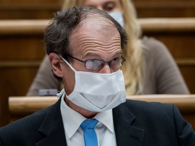 Štyria nezaradení poslanci chcú odluku politických strán od štátu