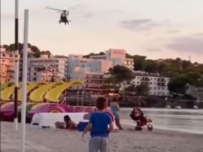 Video: Turistov na malorskej pláži museli odháňať helikoptérou