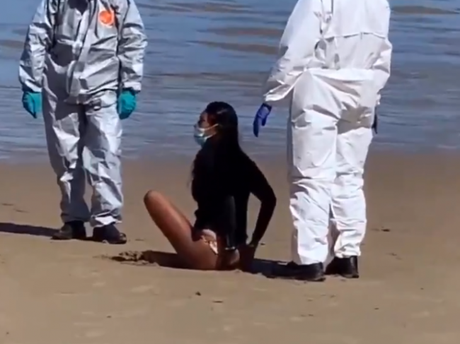 Video: Ženu pre koronavírus zadržali na pláži