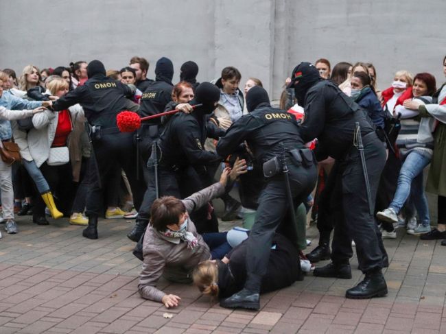 Polícia v Minsku podľa svedkov opäť zadržala desiatky demonštrantov