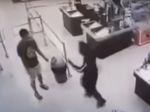 Video: Zákazník bez rúška v obchode v Komárne napadol nakupujúcich a predavačku