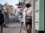 Česká vláda rozdá ľuďom starším ako 60 rokov respirátory a rúška