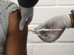 AstraZeneca: Vakcína môže byť napriek prerušeniu testov dostupná už tento rok
