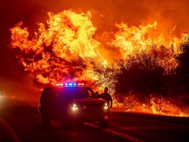Požiare v USA: Evakuovali vyše pol milióna ľudí; hlásené sú ďalšie obete