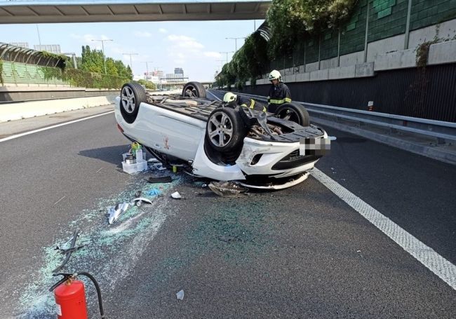 Vážna dopravná nehoda na diaľnici D1: Auto skončilo na streche