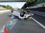 Vážna dopravná nehoda na diaľnici D1: Auto skončilo na streche