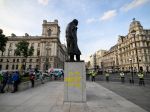 Z poškodenia sochy Churchilla obvinili 18-ročného tínedžera