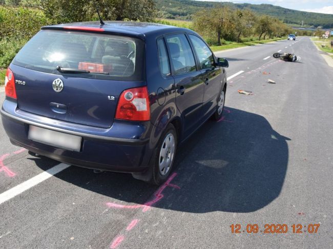 Motocyklista sa pri vychádzaní z dvora zrazil s autom