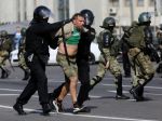 V Bielorusku zadržali viac ako 500 účastníkov protestov, policajti strieľali do vzduchu