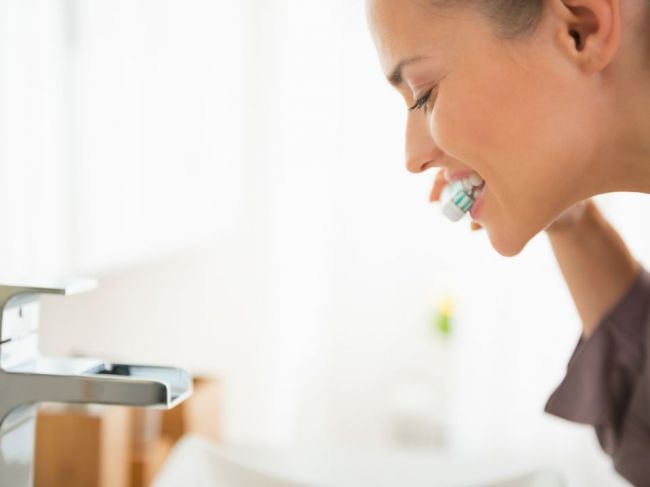 Prečo by ste si po čistení zubov nemali vyplachovať ústa, a ďalšie chyby ústnej hygieny