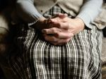 Muž 90-ročnej žene roky pomáhal, zároveň ju obral o desaťtisíce eur