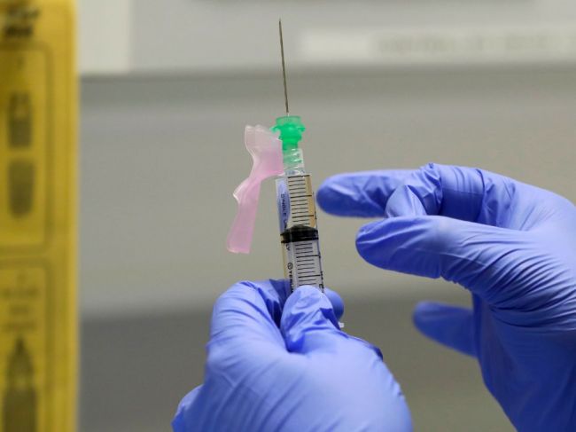 Očkovanie proti koronavírusu podstúpili v Číne domácou vakcínou už tisícky ľudí