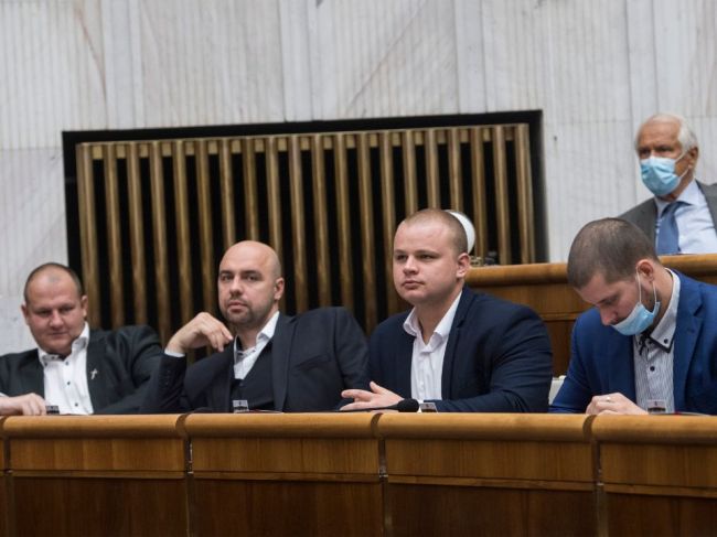 Šeliga podal na poslancov ĽSNS podnet pre nenosenie rúšok v pléne