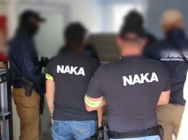 Polícia obvinila dvoch mužov, ktorí sa mali pokúsiť podplatiť štátneho tajomníka