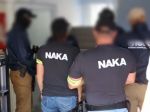 Polícia obvinila dvoch mužov, ktorí sa mali pokúsiť podplatiť štátneho tajomníka