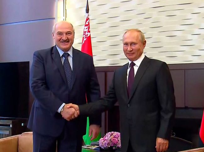 Lukašenko podľa vlastných slov požiadal Putina o zbrane