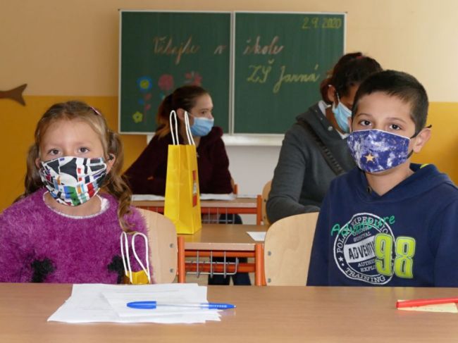 Česko presunie väčšinu okresov do oranžovej zóny, žiaci budú v škole nosiť rúška