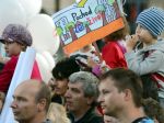 KDH podporuje novelu potratového zákona, pred NRSR sa konali i protesty