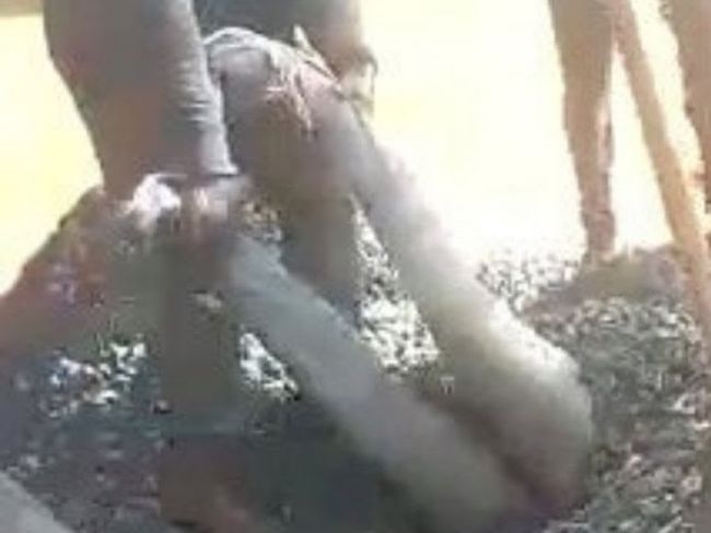 Video: Muža omylom pochovali zaživa, robotníci museli zasiahnuť