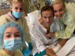 Navaľnyj sa cíti lepšie a dokáže chodiť bez pomoci