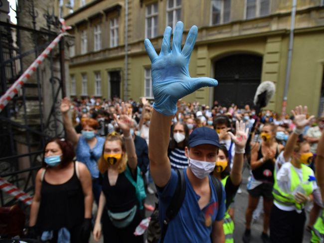 V Maďarsku pribudlo rekordných 1070 nakazených; osem ľudí zomrelo