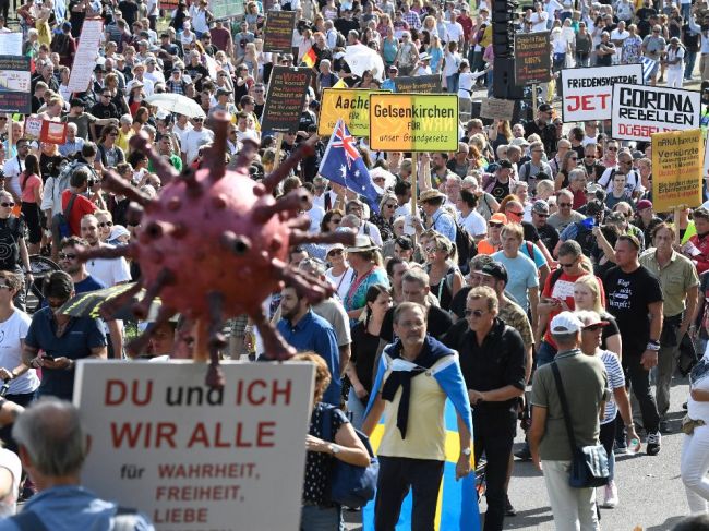 Nemecko: Tisíce ľudí demonštrovali Düsseldorfe proti pandemickým opatreniam