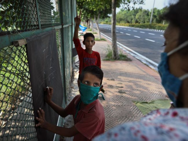 Držiteľ Nobelovej ceny za mier: Pandémia ohrozuje deti, môžu upadnúť do otroctva