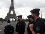 Eiffelovu vežu po vyhrážke bombou evakuovali a nakrátko uzavreli